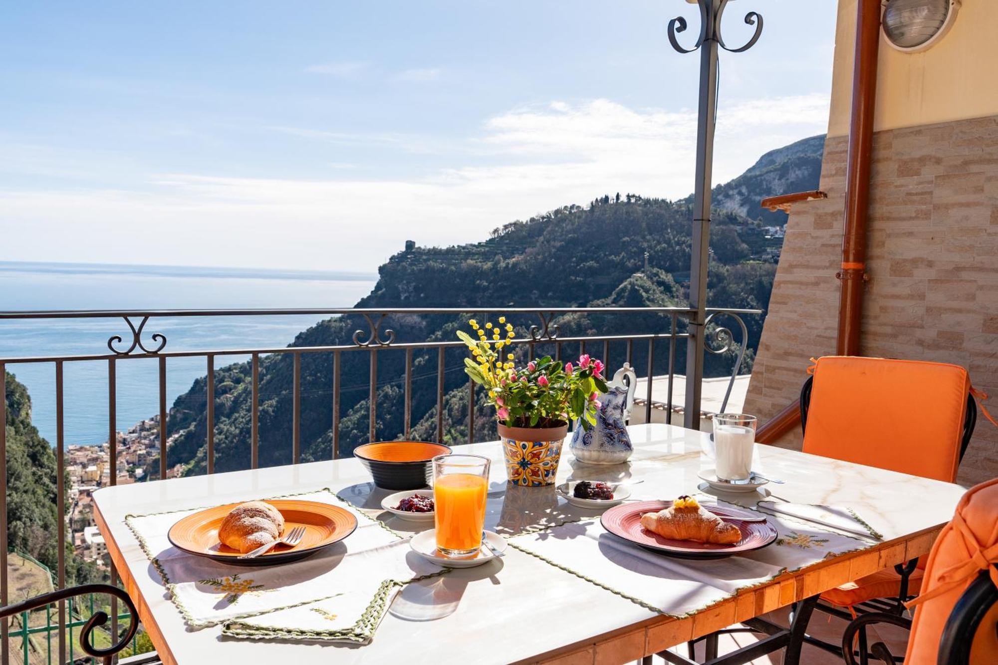 Il Paradiso Sul Mare Apartment Scala Bagian luar foto