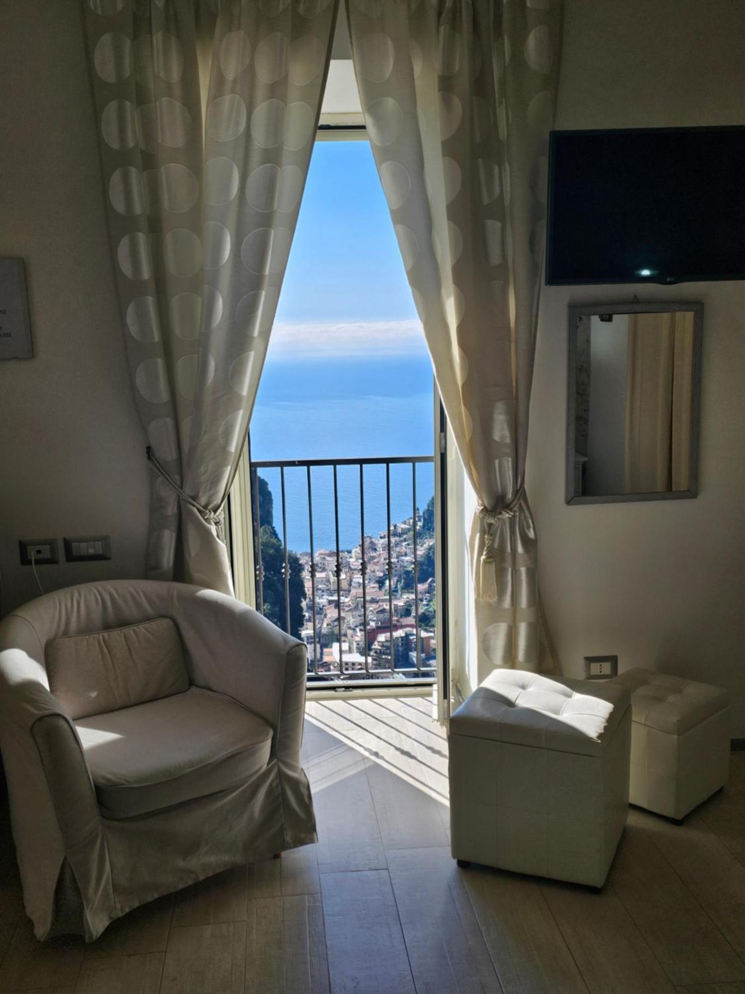 Il Paradiso Sul Mare Apartment Scala Bagian luar foto